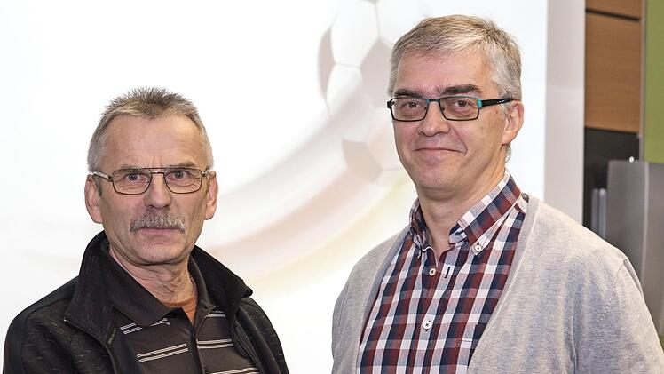 Mit einem Dank f&uuml;r die umfangreiche Berichterstattung in den vergangenen rund 30 Jahren verabschiedete Kreisspielleiter Egon Gr&uuml;nbeck (links) bei der Arbeitstagung FT-Redakteur Hartmut Neubauer aus dem Kreis der Fu&szlig;baller. Foto: Heinrich Wei&szlig;