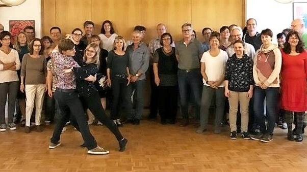 Nach acht Unterrichtseinheiten wollen die Kursteilnehmer über das Parkett schweben. Foto: privat