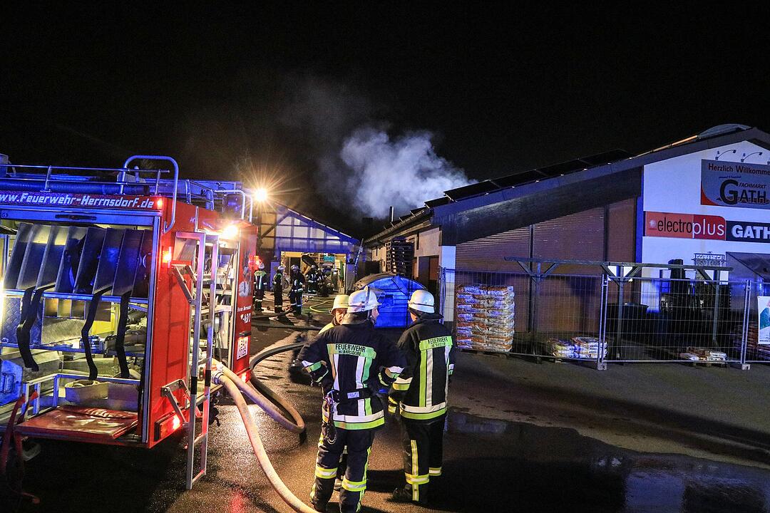 Brand in Elektrofachmarkt fordert Einsatzkräfte