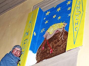 Thomas Meiser öffnete das zweite Adventsfenster am Rathaus, hinter dem der Sack mit den Wunschsternen hervorkam, der im Spiel der Kinder die Hauptrolle spielte. Fotos: Alfred Thieret