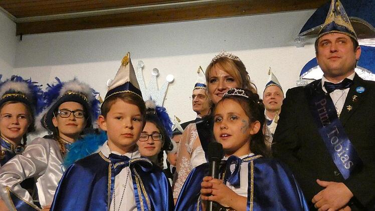 Nachwuchs-Prinzessin Elisa I. er&ouml;ffnete mit ihren jungen Prinzen Liam I. den Bunten Abend.Im Hintergrund das "gro&szlig;e" Prinzenpaar Sandra III. und Tobias II. Fotos: Christian Licha