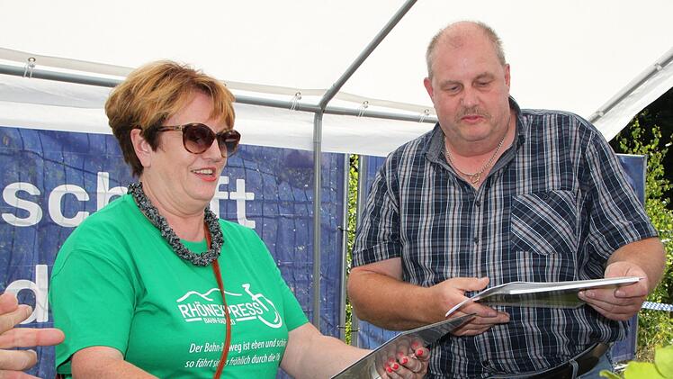 Walter Fürst vom Amt für Ernährung, Landwirtschaft und Forsten übergibt einen Förderbescheid an Brigitte Meyerdierks, Vorsitzende der Rhönallianz. Foto: Ulrike Müller