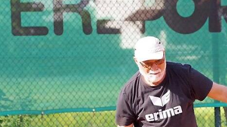Der alles überragende Spieler bei den Herren 55 des TC Steinwiesen war in der zu Ende gegangenen Medenrunde Reiner Simon (Bild). Der 64-Jährige blieb sowohl in seinen sechs Einzeln als auch in den sechs Doppeln mit Horst Kotschenreuther ungeschlagen.  Foto: Hans Franz