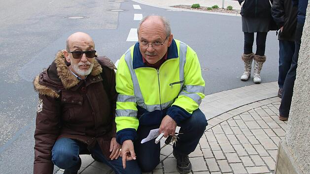 Der Gehweg ist vor dem "Bayerischen Hof" in Poppenlauer f&uuml;r Rollstuhl- und  Rollatorfahrer sowie Eltern mit Kinderwagen viel zu schmal. Da waren sich  bei einer Ortsbegehung Helmut Beck vom VdK (links) und der fr&uuml;here  Bauhofleiter der Marktgemeinde, Wolfgang Brust (rechts), bei einer  Ortsbegehung vor zwei Jahren einig. Foto: Dieter Britz