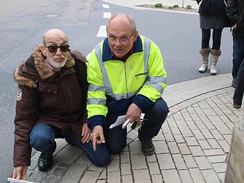 Der Gehweg ist vor dem "Bayerischen Hof" in Poppenlauer für Rollstuhl- und  Rollatorfahrer sowie Eltern mit Kinderwagen viel zu schmal. Da waren sich  bei einer Ortsbegehung Helmut Beck vom VdK (links) und der frühere  Bauhofleiter der Marktgemeinde, Wolfgang Brust (rechts), bei einer  Ortsbegehung vor zwei Jahren einig. Foto: Dieter Britz