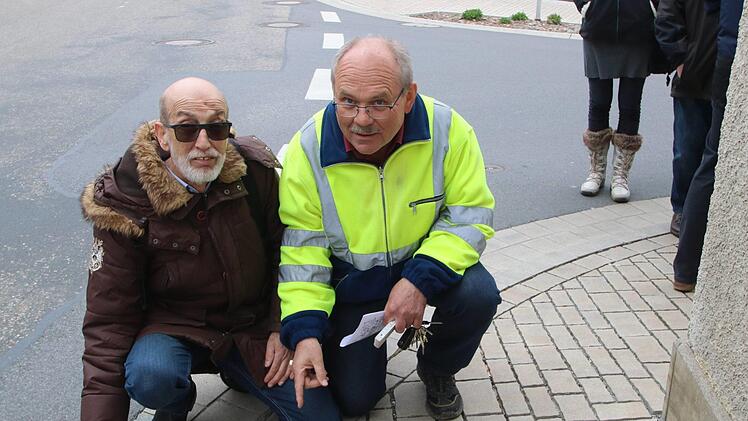 Der Gehweg ist vor dem "Bayerischen Hof" in Poppenlauer für Rollstuhl- und  Rollatorfahrer sowie Eltern mit Kinderwagen viel zu schmal. Da waren sich  bei einer Ortsbegehung Helmut Beck vom VdK (links) und der frühere  Bauhofleiter der Marktgemeinde, Wolfgang Brust (rechts), bei einer  Ortsbegehung vor zwei Jahren einig. Foto: Dieter Britz