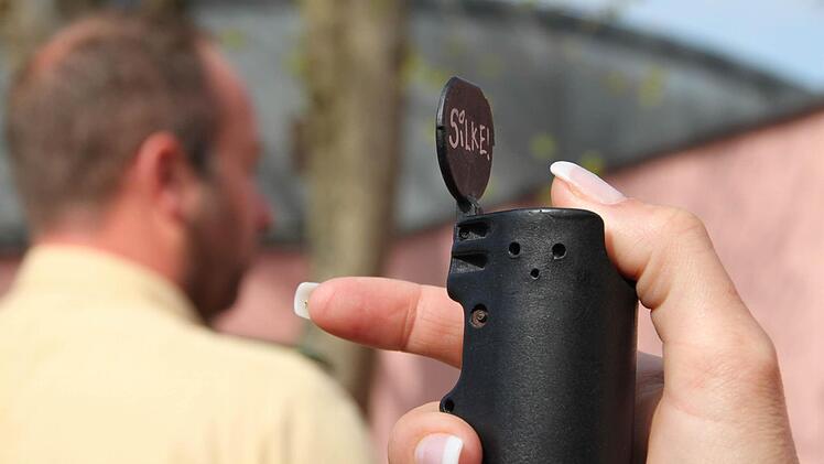 Ihr Pfeffer-Spray hat sie immer dabei. Da ist übrigens kein echter Pfeffer drin... es heißt nur so, weil die Stoffe den Menschen ähnlich reizen wie Pfeffer-Pulver.