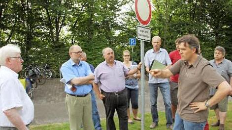 Wie die Rettungswege zum Freibad freihalten? Darüber wurde kontrovers diskutiert: Verkehrsreferent Harald Pascher (rechts) suchte Manfred Fausten (links) zu überzeugen.