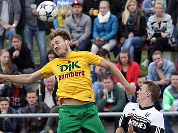 Wie hier im Spitzenspiel gegen den FC Sand (2:0) Markus Schnitzer (l.) im Duell mit Stefan Wasser agieren die Bamberger bislang in der Landesliga Nordwest auf einem etwas höheren Niveau. Fotos: sportpress