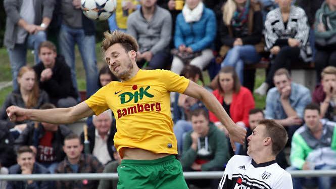 Wie hier im Spitzenspiel gegen den FC Sand (2:0) Markus Schnitzer (l.) im Duell mit Stefan Wasser agieren die Bamberger bislang in der Landesliga Nordwest auf einem etwas höheren Niveau. Fotos: sportpress