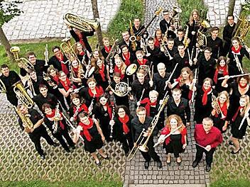 Freuen sich auf ihr Gastspiel in Franken: die Musiker des Symphonischen Blasorchesters Beilngries (Oberbayern). Am 25. Juli um 18 Uhr ist ihr abwechslungsreiches Programm im Heilgersdorfer Schlosshof zu hören, bei freiem Eintritt.  Foto: Bettina Knauth