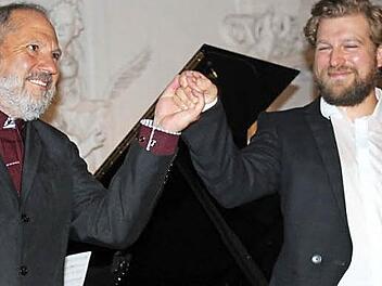 Tenor Julian Prégardien (rechts) und Pianist Siegfried Mauser holen sich ihren Beifall ab. Foto: Markus Häggberg