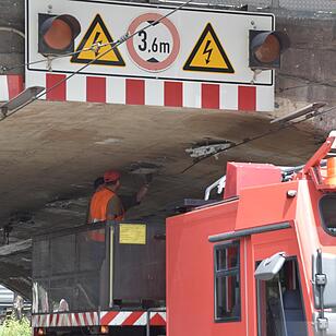 LKW beschädigt Oberleitung von Strassenbahn