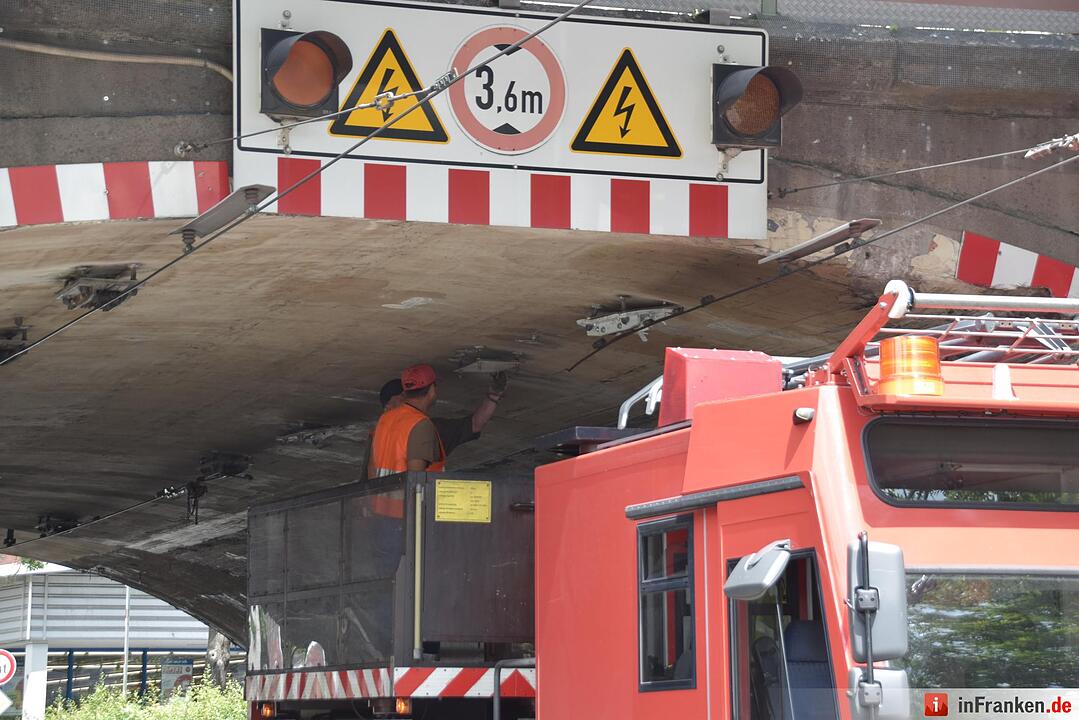 LKW beschädigt Oberleitung von Strassenbahn