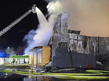 Die Feuerwehren konnten beim Großbrand in einem Gartenbaubetrieb in Altenkunstadt nichts mehr retten. Das Gebäude brannte total aus.  Foto: Frank Spitzenpfeil