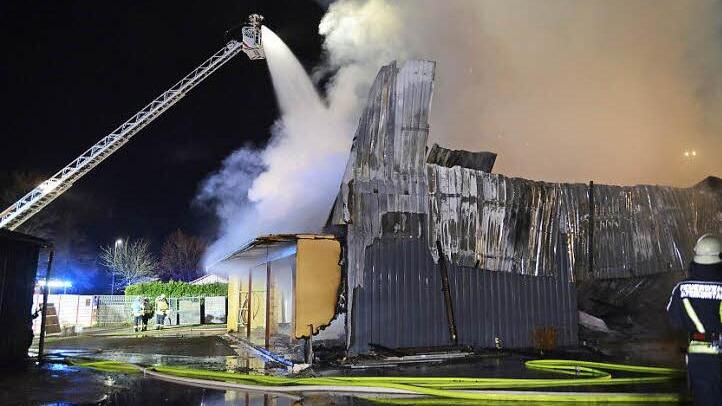 Die Feuerwehren konnten beim Großbrand in einem Gartenbaubetrieb in Altenkunstadt nichts mehr retten. Das Gebäude brannte total aus.  Foto: Frank Spitzenpfeil