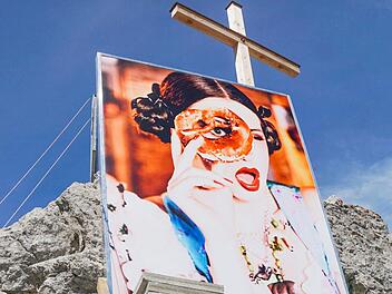 Bilder von Ellen von Unwerth aus dem Fotoband "Heimat" zieren den Gipfel des 2224 Meter hohen Nebelhorns. Foto: Pascale Ferry