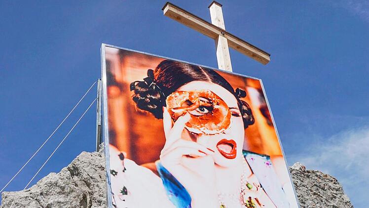 Bilder von Ellen von Unwerth aus dem Fotoband "Heimat" zieren den Gipfel des 2224 Meter hohen Nebelhorns. Foto: Pascale Ferry