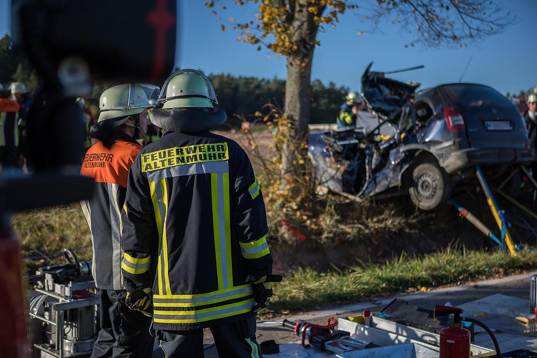 Auto prallt gegen Baum: 18-Jähriger stirbt bei Unfall in Mittelfranken