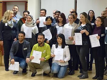 Die neuen Integrationslotsen werden ausgezeichnet. Foto: Pauline Lindner