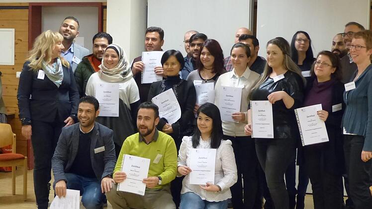 Die neuen Integrationslotsen werden ausgezeichnet. Foto: Pauline Lindner