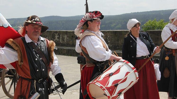 Bunt und laut ging's auf der Festung Rosenberg zu, als Kronachs Bürgermeister Beiergrößlein mit Salutschüssen   (von der "Cronacher-Ausschuss-Compagnie 1632") und den "tapferen Weibern" sowie Luftballons den offiziellen Startschuss gab.