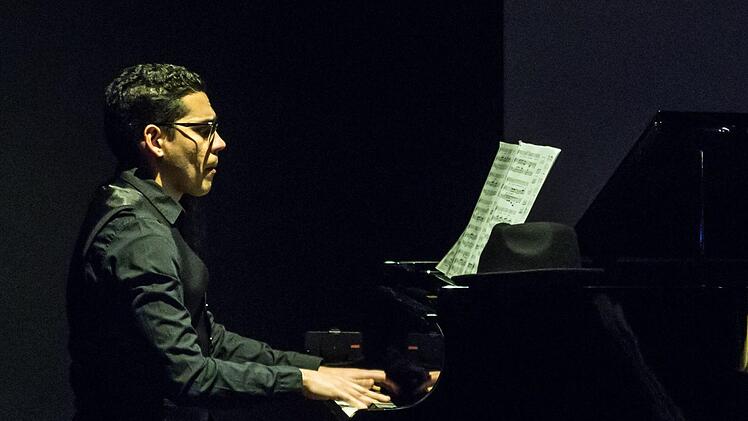 Sascha Mai (rechts) und MArco A. Cruz Otero gestalteten einen bemerkenswerten Liederabend im Coburger Theater in der Reithalle.Foto: Jochen Berger