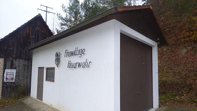 Das Feuerwehrger&auml;tehaus in Unterailsfeld besteht lediglich aus einer Fertiggarage am Stra&szlig;enrand am Ortsausgang in Richtung T&uuml;chersfeld. Der Marktgemeinderat Georg Rodler (CSU) kritisierte das Haus als nicht mehr zeitgem&auml;&szlig;. Foto: Thomas Weichert