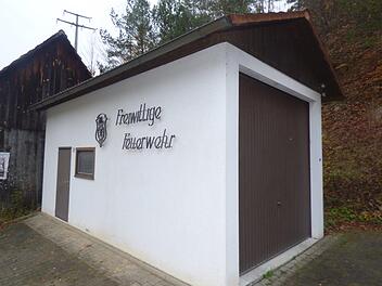 Das Feuerwehrgerätehaus in Unterailsfeld besteht lediglich aus einer Fertiggarage am Straßenrand am Ortsausgang in Richtung Tüchersfeld. Der Marktgemeinderat Georg Rodler (CSU) kritisierte das Haus als nicht mehr zeitgemäß. Foto: Thomas Weichert