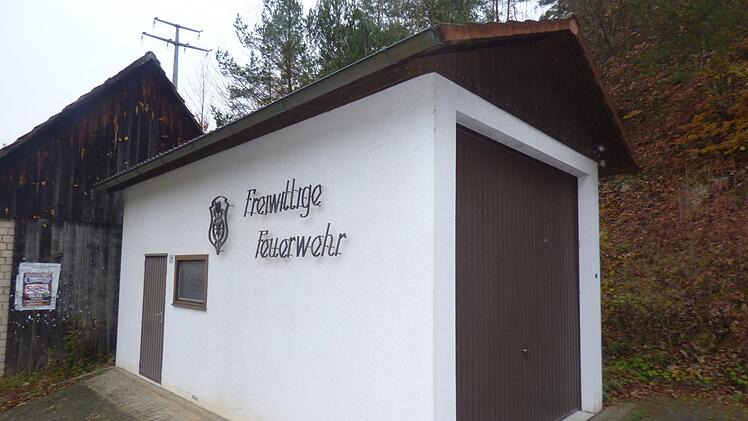 Das Feuerwehrgerätehaus in Unterailsfeld besteht lediglich aus einer Fertiggarage am Straßenrand am Ortsausgang in Richtung Tüchersfeld. Der Marktgemeinderat Georg Rodler (CSU) kritisierte das Haus als nicht mehr zeitgemäß. Foto: Thomas Weichert