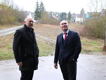 Bürgermeister Helmut Blank und Investor Sven Melzer an der alten Zimmerei am Schindberg. Auf dem Areal könnten bis zu 13 Häuser entstehen. Es soll ein Gemeinschaftsprojekt werden.  Thomas Malz