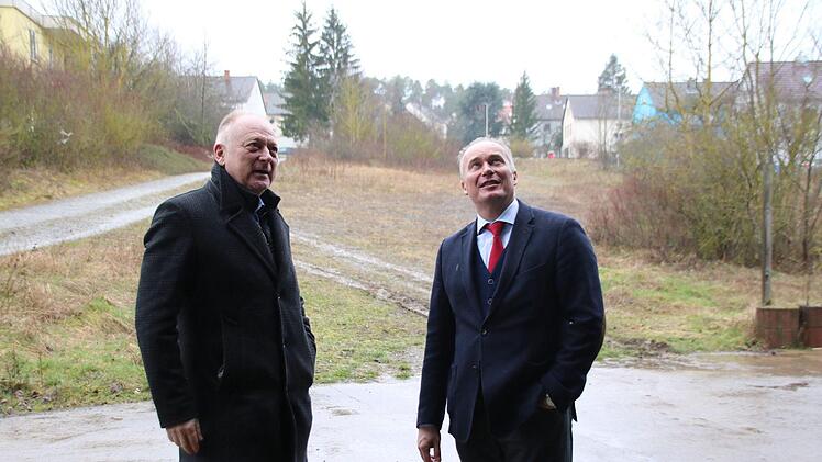 Bürgermeister Helmut Blank und Investor Sven Melzer an der alten Zimmerei am Schindberg. Auf dem Areal könnten bis zu 13 Häuser entstehen. Es soll ein Gemeinschaftsprojekt werden.  Thomas Malz