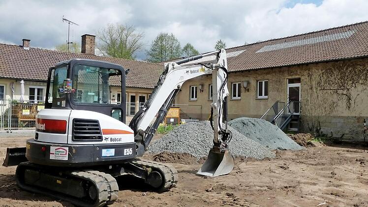 Der Bagger ist schon da: Die Trebgaster Grundschule ist der erste große Brocken, den der neue Gemeinderat anpacken muss. Die Baustelle für den Um- und Anbau wird gerade eingerichtet.  Fotos: Dieter Hübner
