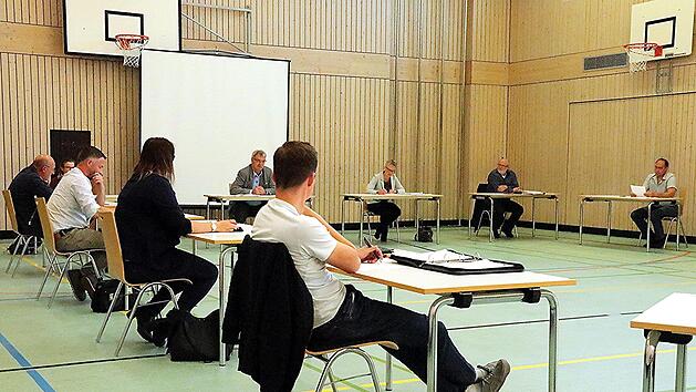 Sitzung des Gemeinderates Untermerzbach in Zeiten von Corona: Abstand halten lautet das Gebot der Stunde! Foto: Helmut Will