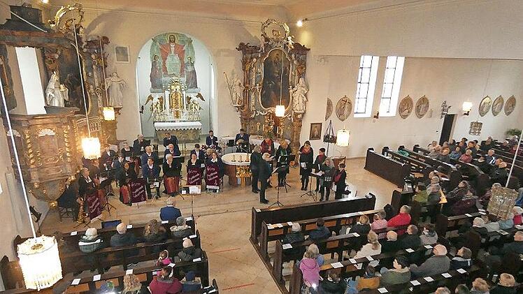 In der Simon- und Judas-Thaddäus-Pfarrkirche in Wasserlosen trat unter anderem der Frauenchor "Bel Canto" aus Sulzthal auf.