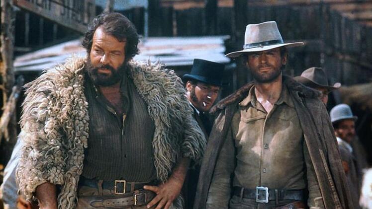 Ins Filmgewerbe rutschte Bud Spencer (links) zuf&auml;llig &uuml;ber eine Statistenrolle. Ein Meilenstein seiner Karriere war "Gott vergibt ... Django nie" (1967) - ein brutaler und ernster Italo-Western. Am Set traf er auf seinen langj&auml;hrigen kongenialen Pr&uuml;gelpartner Terence Hill (rechts).