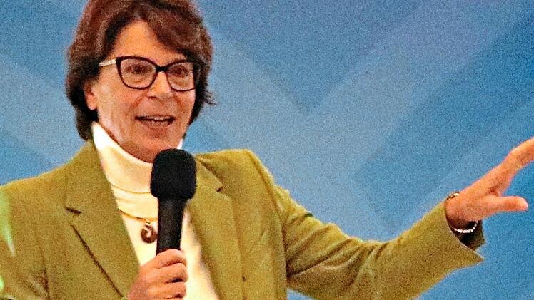 Monika Reu&szlig;-Borst beim Vortrag im Kursaal von Bad Bocklet. Claudia Volland