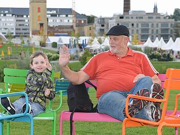 Helmut Schaad hat  sich "ein Stück Bamberg" gekauft. Bank und Stühle, die er häufig auch  mit Enkelsohn Hannes  auf der Gartenschau nutzte, gehören nach dem Ende der Gartenschau ihm.     Sämtliche Möbel und Sitzsäcke haben zwischenzeitlich einen Abnehmer gefunden.   Foto: Ronald Rinklef