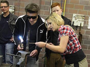 Lisa Köstner zeigt Valentin Bruhn (14) und Erik Heilsberg (14, hinten), wie man richtig lötet. Valentin besucht derzeit die Carl-von-Linde-Realschule und schaut sich auf der Ausbildungsmesse um. Fotos: Sonja Adam