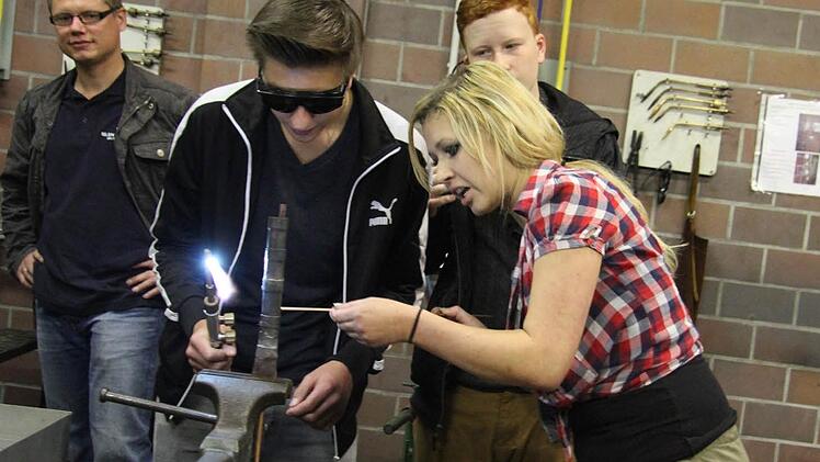 Lisa Köstner zeigt Valentin Bruhn (14) und Erik Heilsberg (14, hinten), wie man richtig lötet. Valentin besucht derzeit die Carl-von-Linde-Realschule und schaut sich auf der Ausbildungsmesse um. Fotos: Sonja Adam