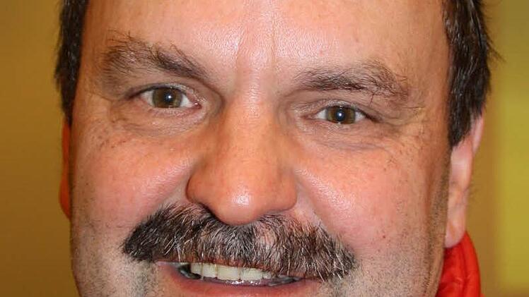 "Ich hätte mir einen Kreisel vorne an der Römershager Straße gewünscht", sagt Steffen Leimbach, Inhaber der Fahrschule in der Kissinger Straße. Eine gute Idee findet er, dass die Bushaltestelle möglicherweise in Richtung Stadt verlegt werden soll. Allerdings hält er nichts davon, dass der Bordstein über weite Strecken oder möglicherweise sogar durchgehend abgesenkt werde: Dadurch würden viele Pkw und Lkw auf den Gehweg ausweichen: "Wenn wir den schon bezahlen, soll er auch möglichst lange hal...