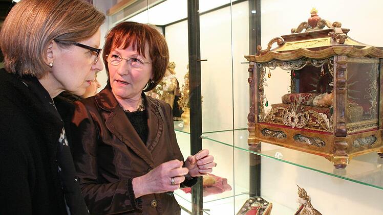 Irmi Funk (rechts) erläutert ihr Kunstwerk der Kreisbaumeisterin Gabriele Pfeff-Schmidt.