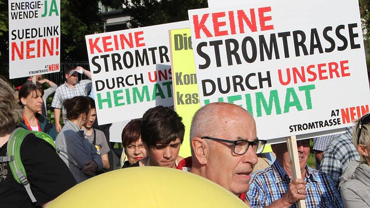 Mit Plakaten und Trillerpfeifen machten die Demonstranten ihrem Unmut Luft. Fotos: Ulrike Müller