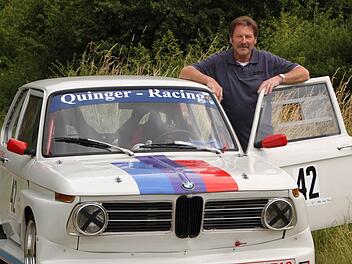 Auf den originalgetreuen Umbau seines BMW 2002 legte Heinz Quinger großen Wert. Kotflügel und Motorhaube sind aus Kunststoff nachgefertigt - aus Gründen der Gewichtsersparnis. Fotos: Matthias Einwag