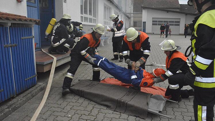 Die Feuerwehren bei der Großübung in Ermershausen Foto: Schmidt