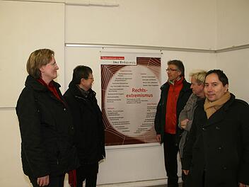 Vor dem Plakat "Netzwerk des Rechtsextremismus" (von links): Christa Gerdes, Vorsitzende des Vereins Bunt statt Braun, Sabine Schell, eine Sprecherin des Bündnisses gegen Extremismus jeder Art, Emmerich Huber, Günter Pierdzig und Atila Karabag (alle im Verein Bunt statt Braun).
