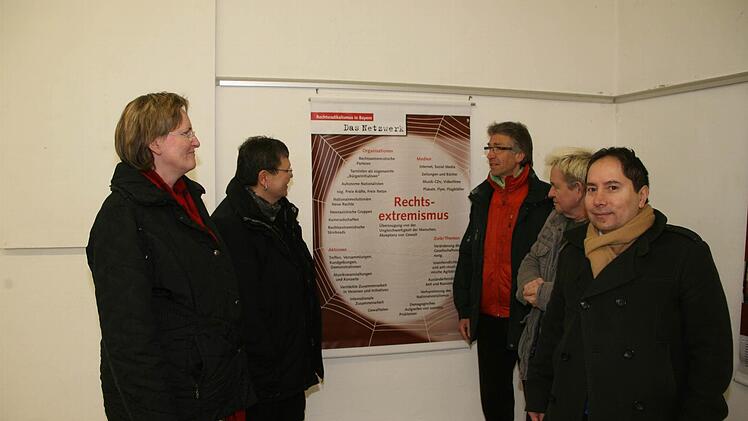 Vor dem Plakat "Netzwerk des Rechtsextremismus" (von links): Christa Gerdes, Vorsitzende des Vereins Bunt statt Braun, Sabine Schell, eine Sprecherin des Bündnisses gegen Extremismus jeder Art, Emmerich Huber, Günter Pierdzig und Atila Karabag (alle im Verein Bunt statt Braun).