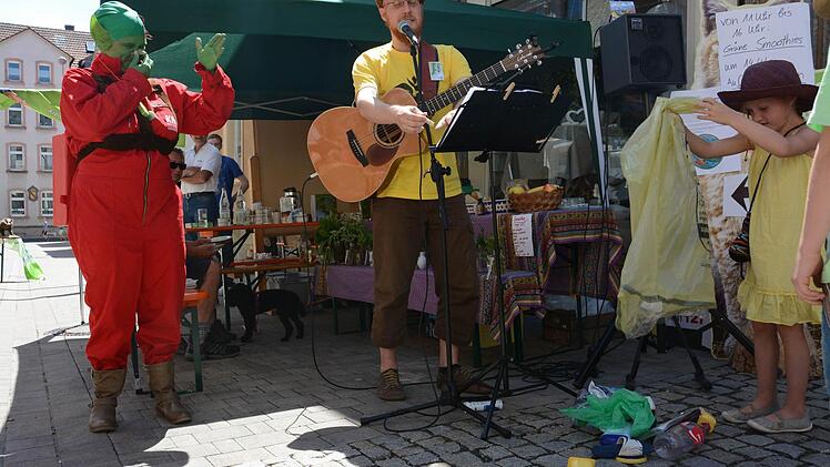 BnO (alias Heike Hanft) und Musiker Carlo Hilsdorf waren mit dabei beim Tag der offenen Tür des BN, die Kinder helfen mit gegen die Müllflut anzugehen. Foto: Elisabeth Assmann