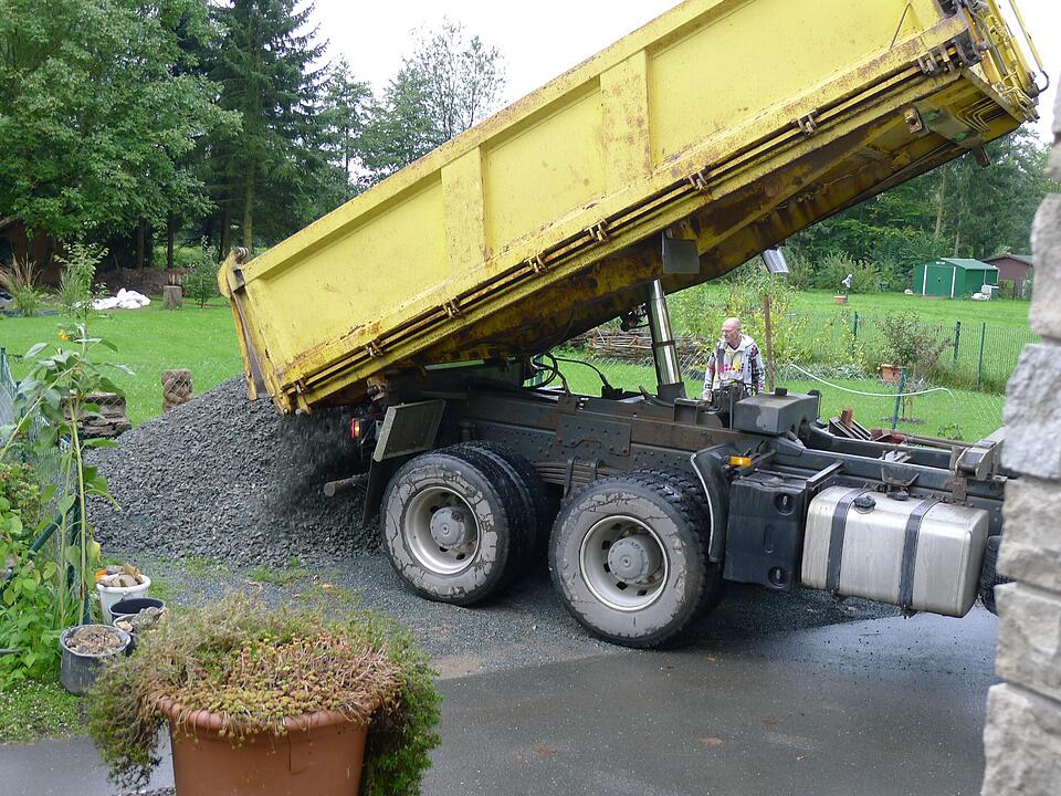Schotter-Lieferung fürs Fundament