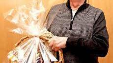 Franz Bauer trägt schwer an seinem Präsentkorb.